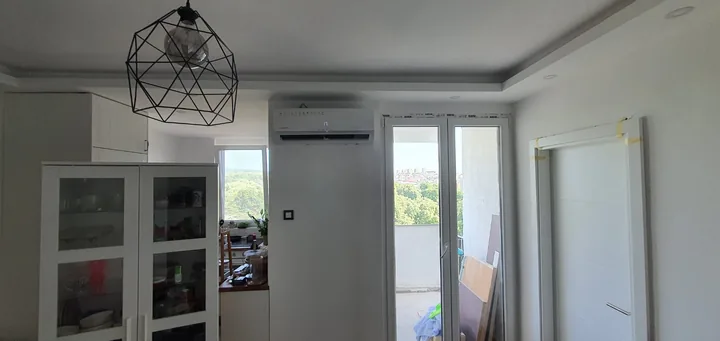 Ugrađena zidna klima u dnevnoj sobi – BG Klima Servis