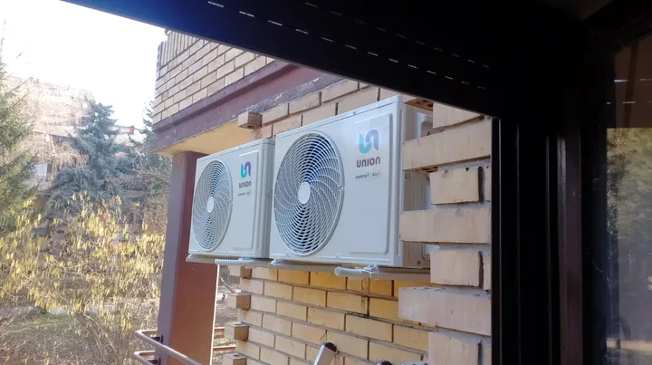 Dve spoljne jedinice klima uređaja postavljene na objektu